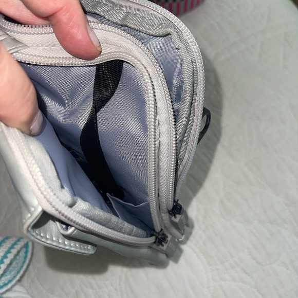 IHKWIP XL EVERYDAY ESSENTIALS CROSSBODY WITH TWO STRAPS METALLIC SILVER - Picture 5 of 12